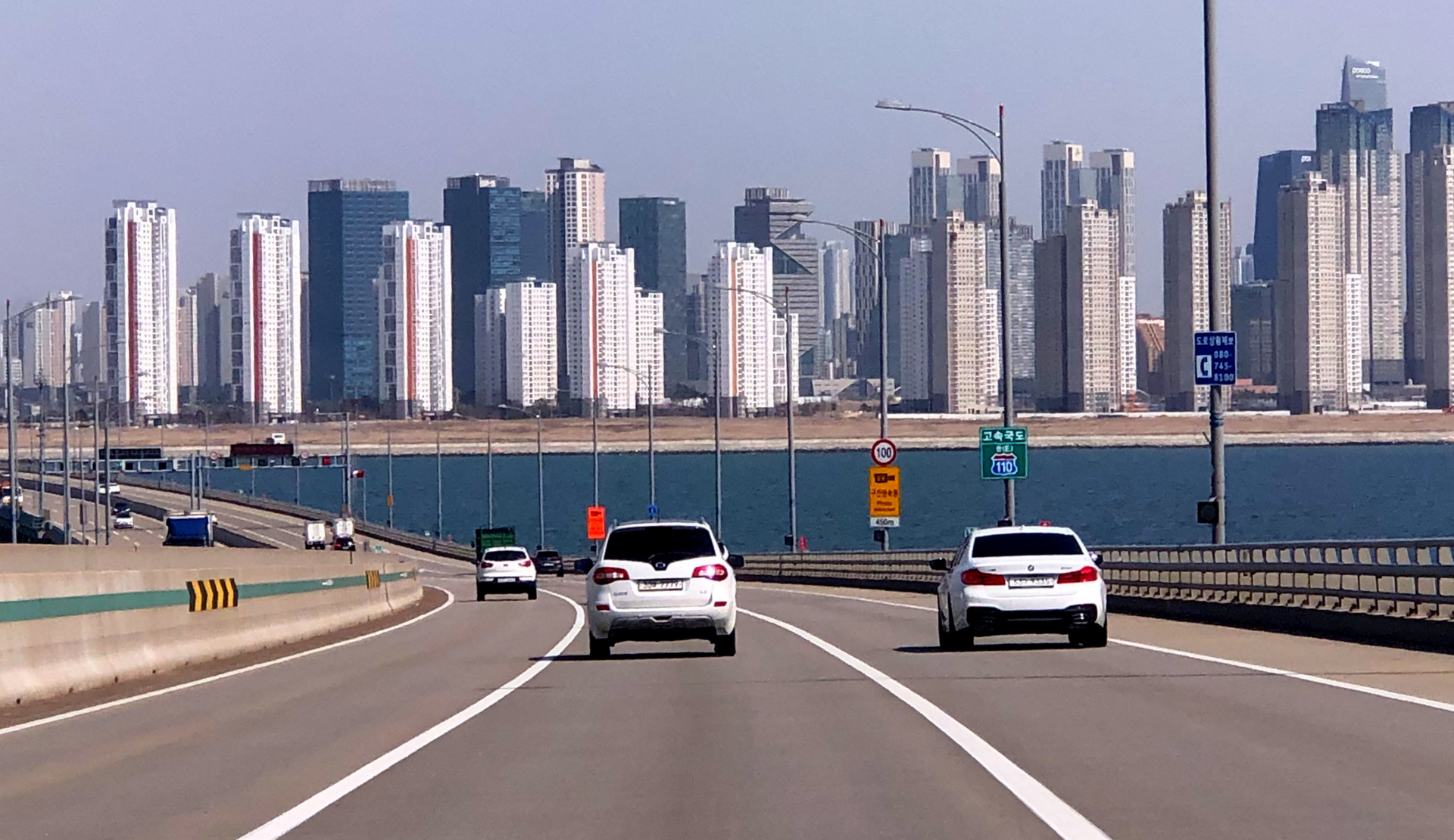 Autobahn in Südkorea mit moderner Stadtkulisse im Hintergrund