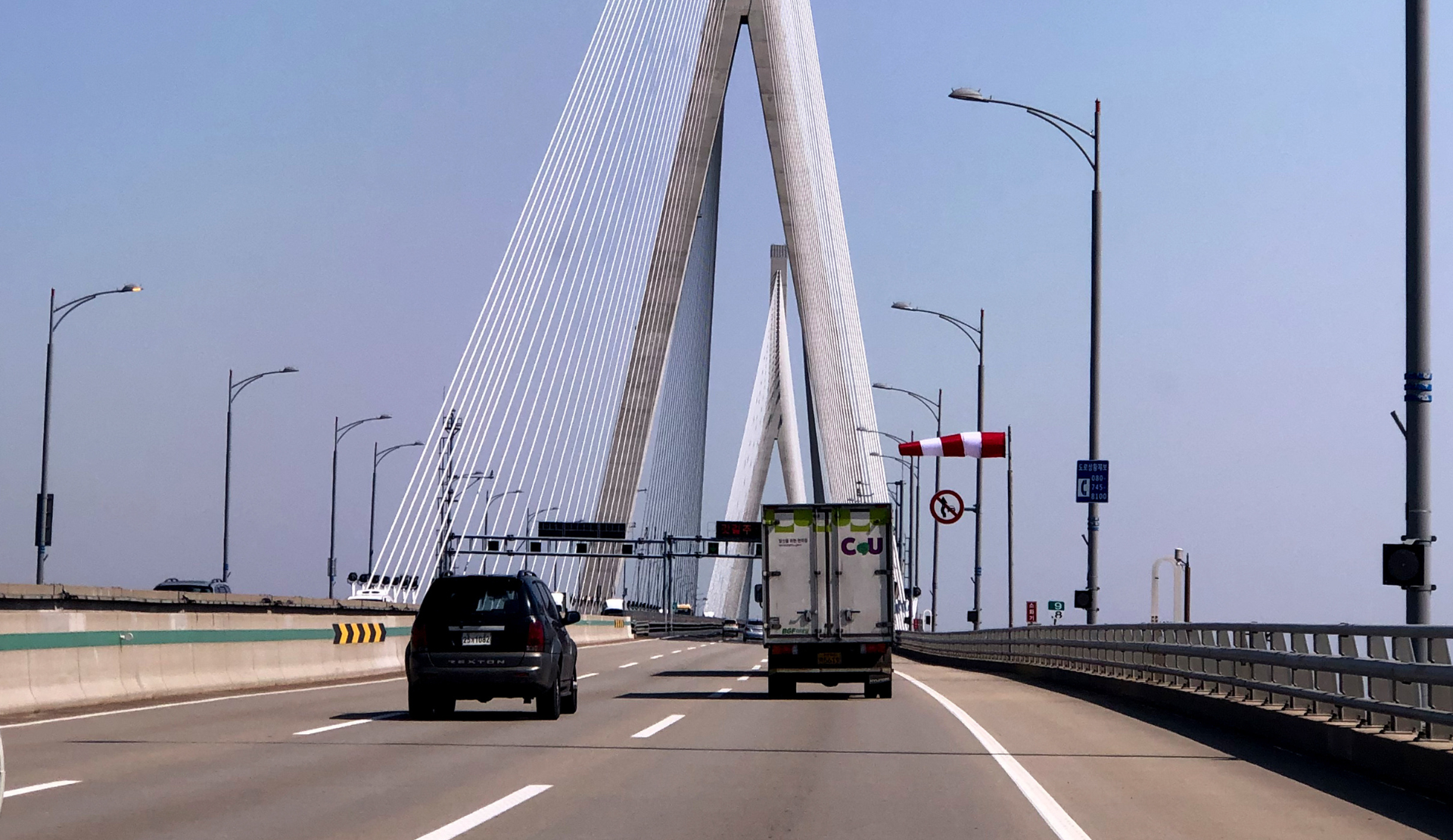 Hängebrücke auf einer Autobahn in Südkorea