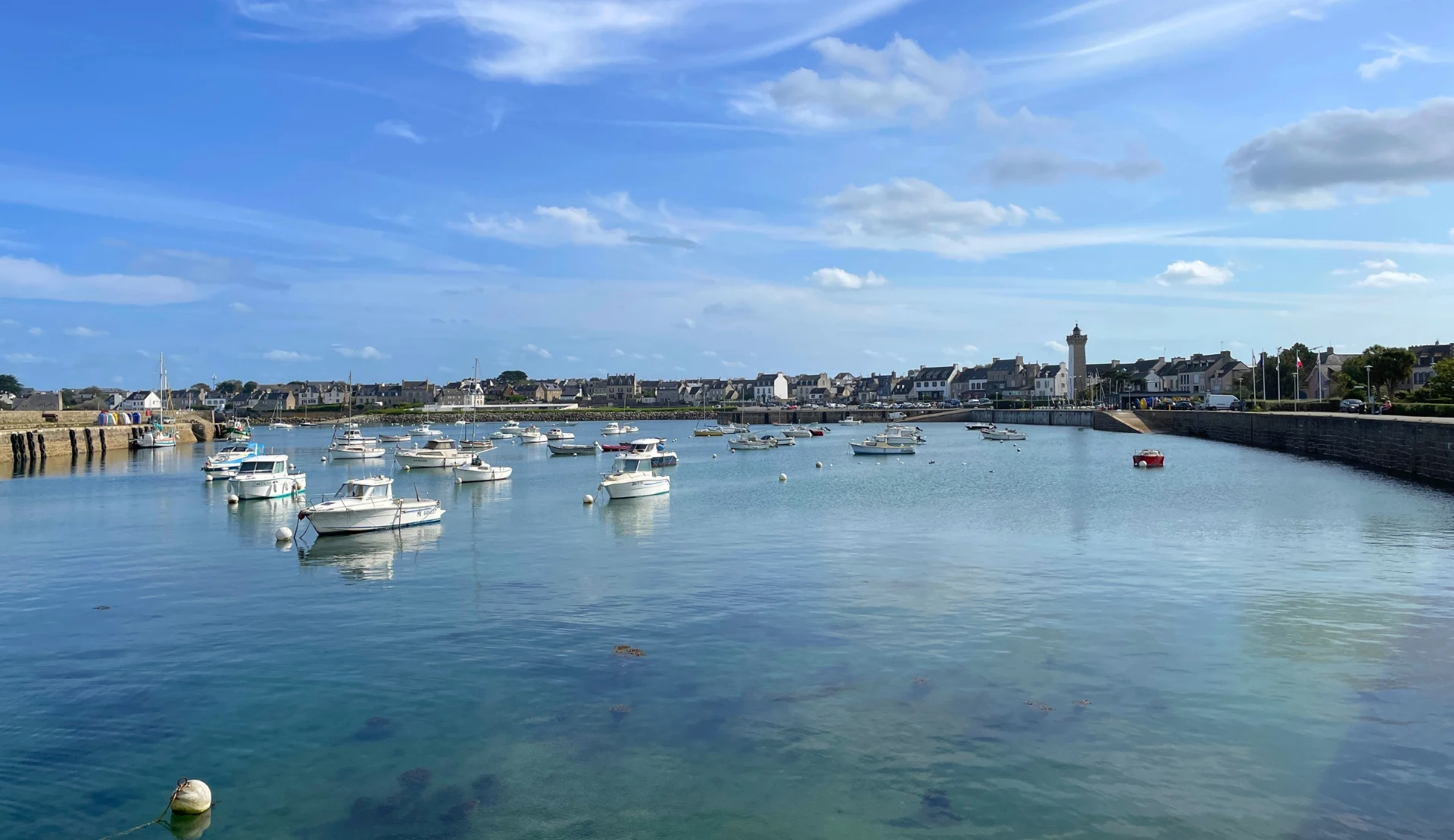 Hafen von Roscoff mit zahlreichen Segelbooten und Blick auf die Altstadt