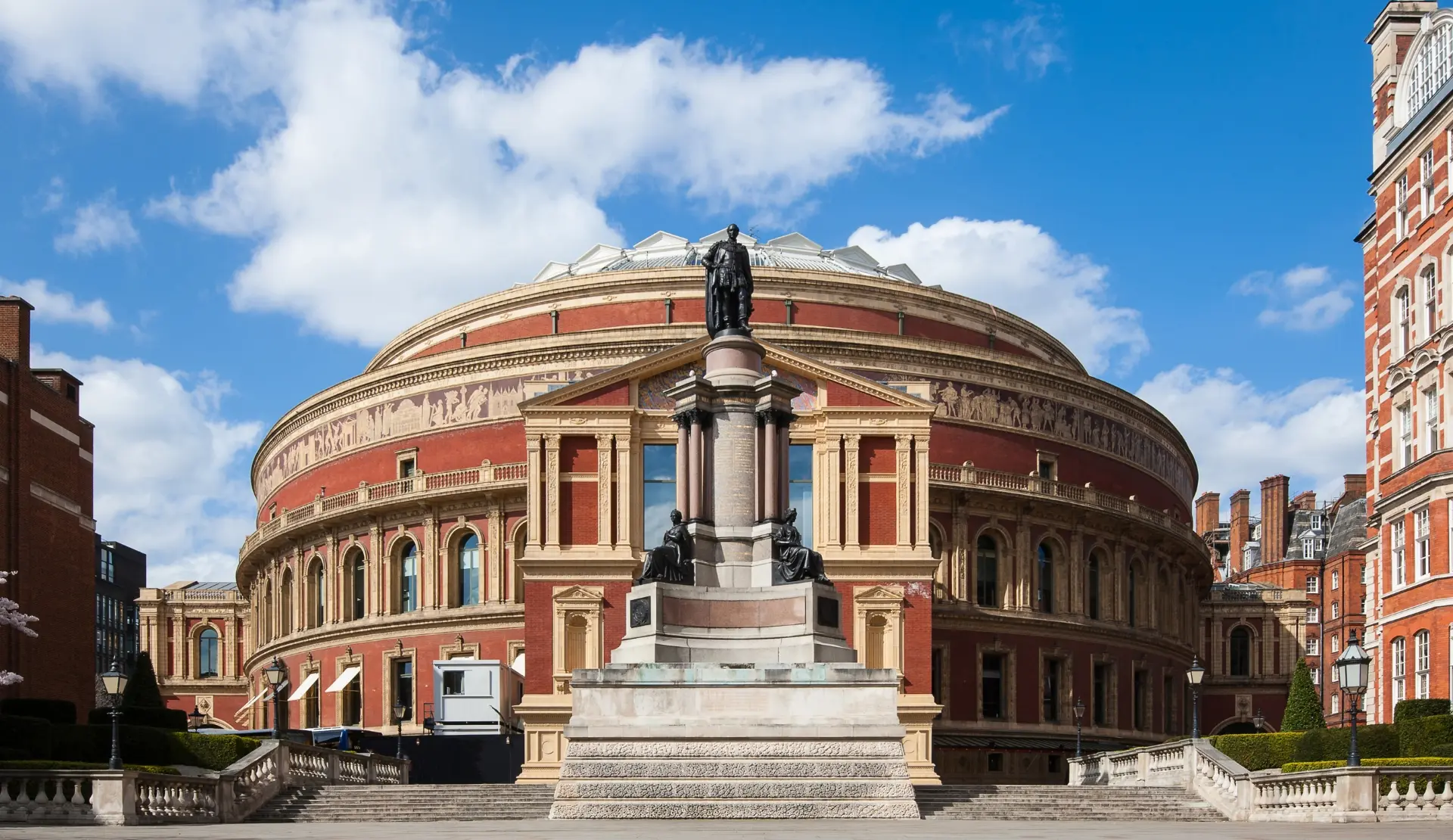 Runde Terrakotta-Fassade der Royal Albert Hall mit dem Albert Memorial in London.