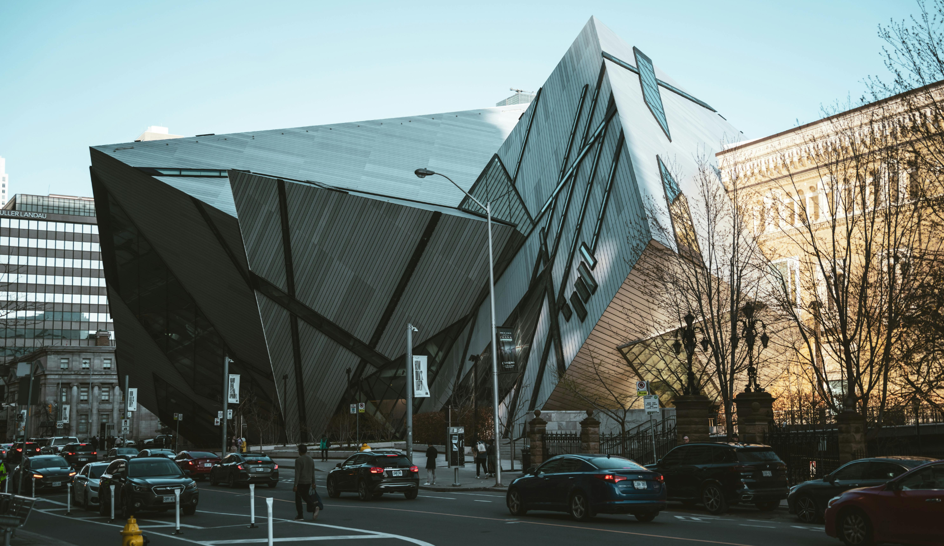 Royal Ontario Museum in Toronto mit moderner Glas- und Stahlfassade an der Kreuzung Bloor Street und Queens Park