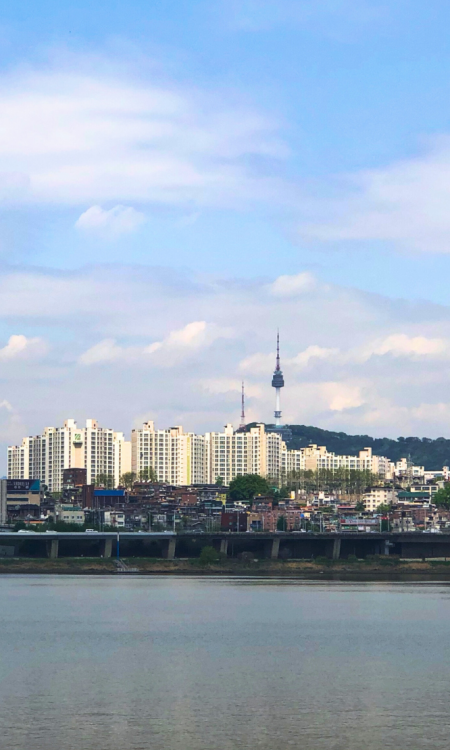 Blick auf die Skyline von Seoul mit dem N Seoul Tower und den Regenbogenfontänen der Banpo-Brücke am Han-Fluss