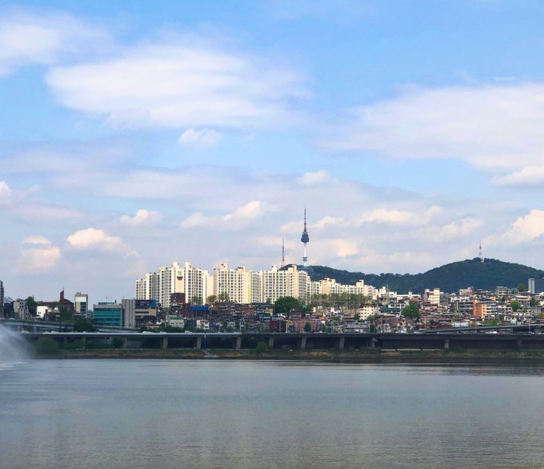 Blick auf die Skyline von Seoul mit dem N Seoul Tower und den Regenbogenfontänen der Banpo-Brücke am Han-Fluss