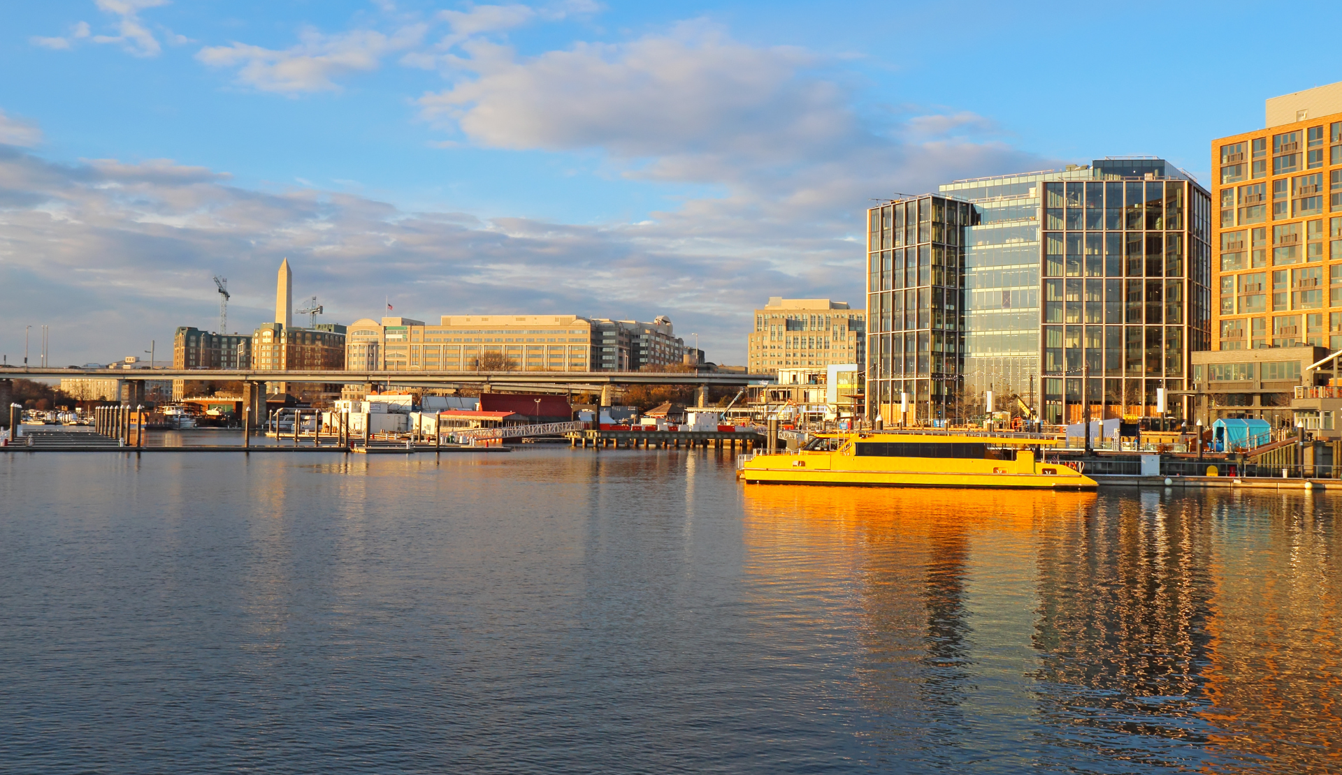 The Wharf in Washington DC mit Blick auf moderne Gebäude und Wasserpromenade