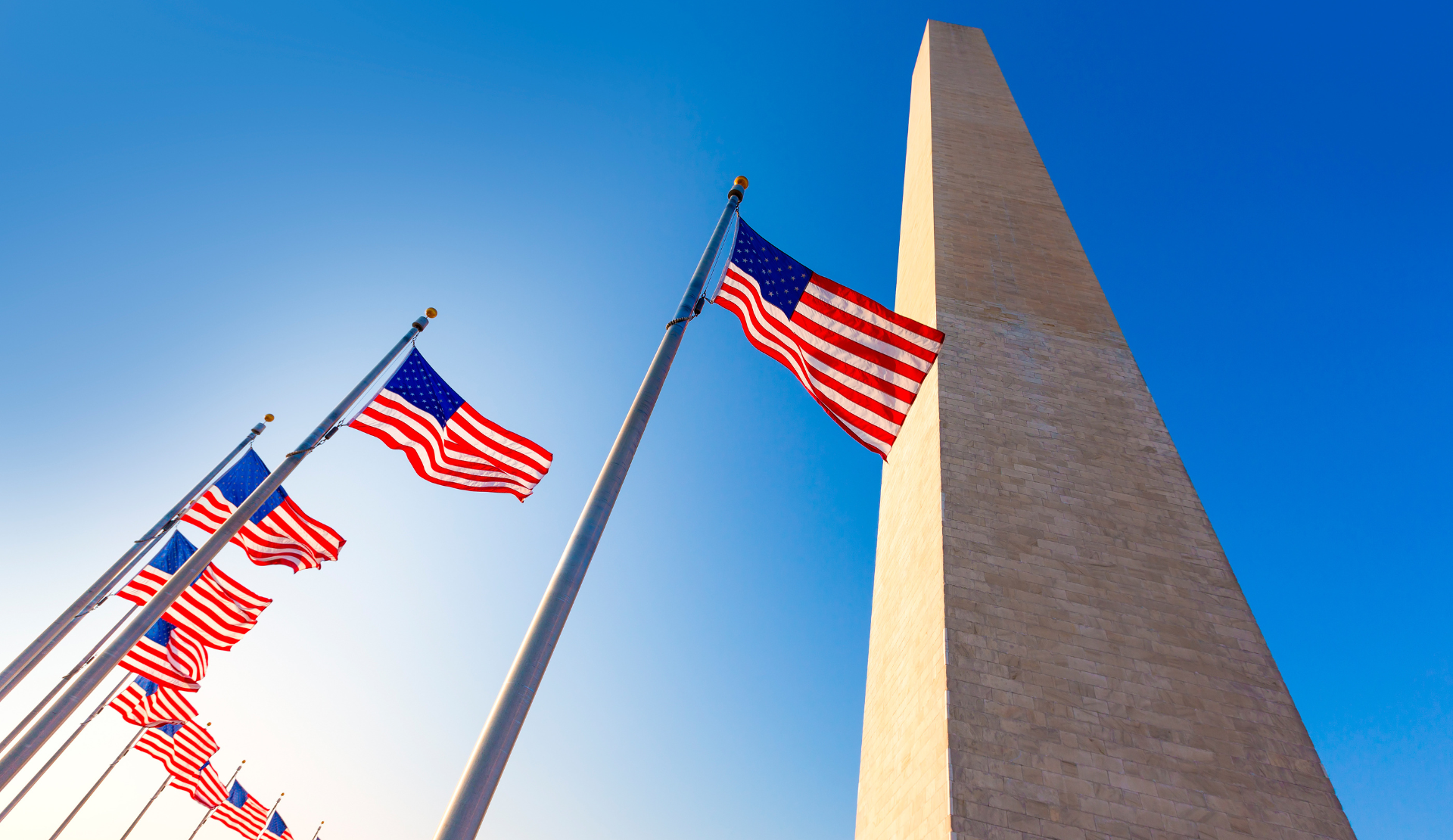 Washington Monument in Washington DC mit US-Flaggen im Vordergrund