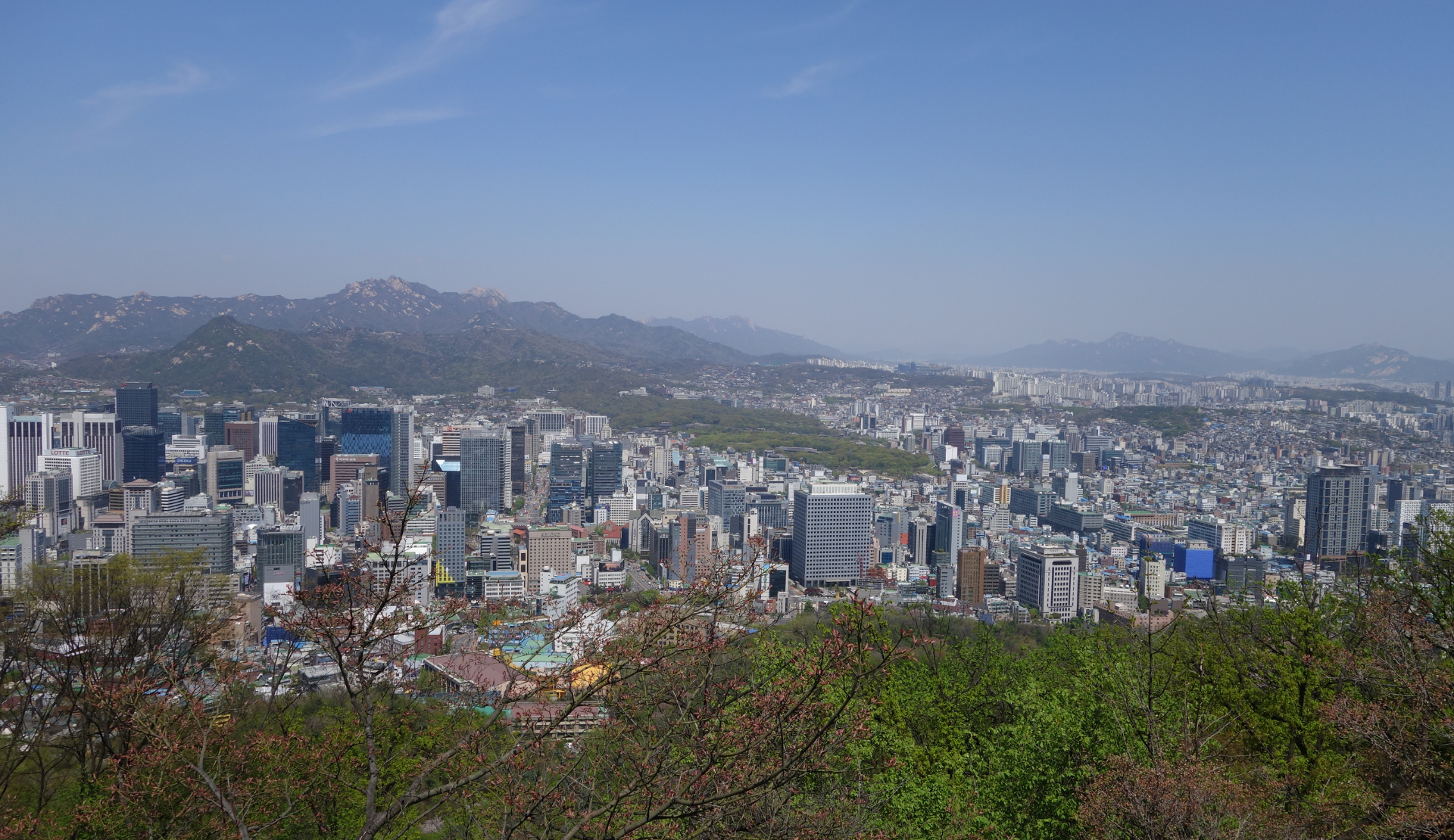 Blick über das Stadtpanorama von Seoul vom Berg Namsan