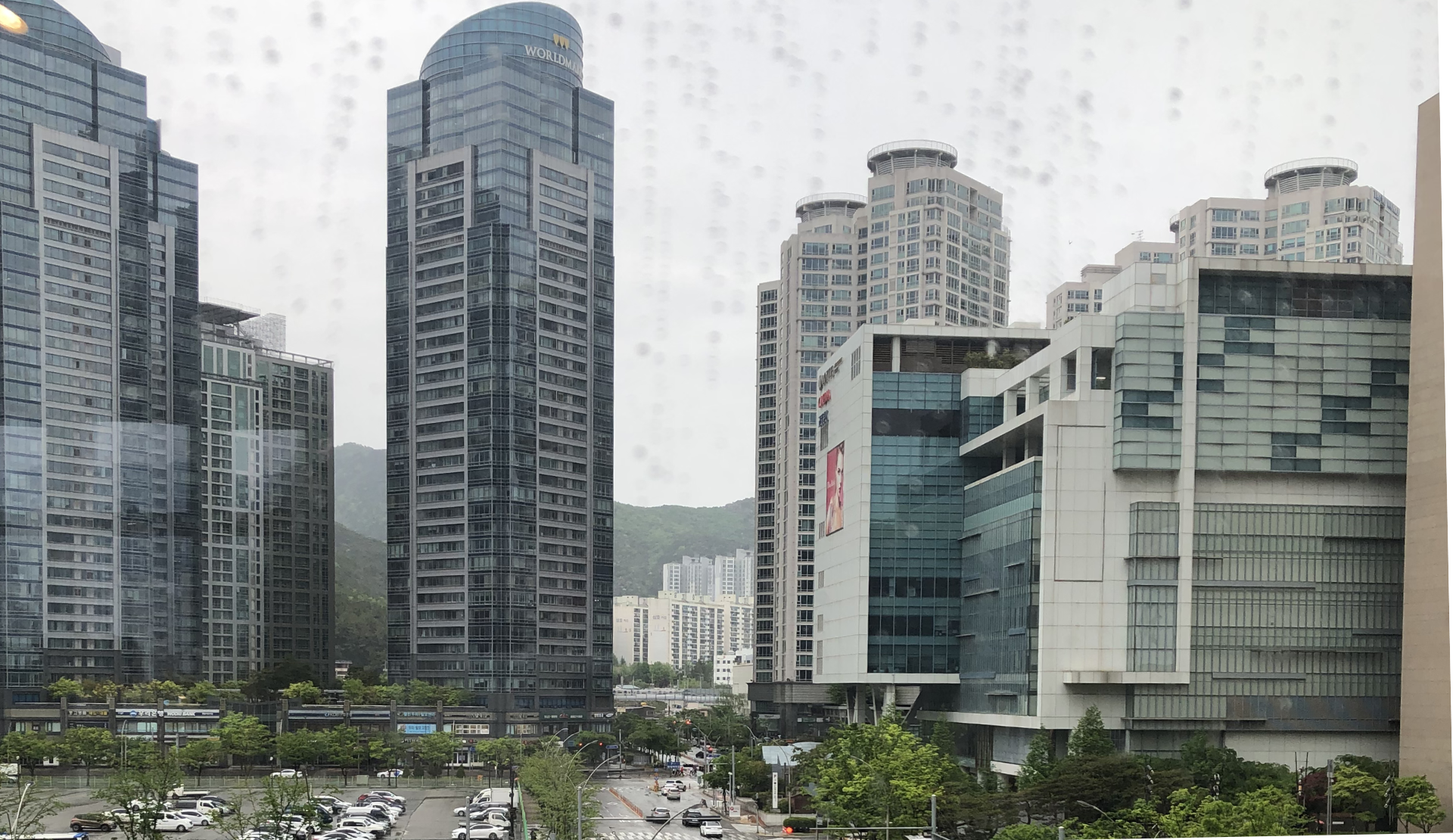 Blick durch ein Regenfenster auf die Hochhäuser des Centum City Viertels in Busan Südkorea