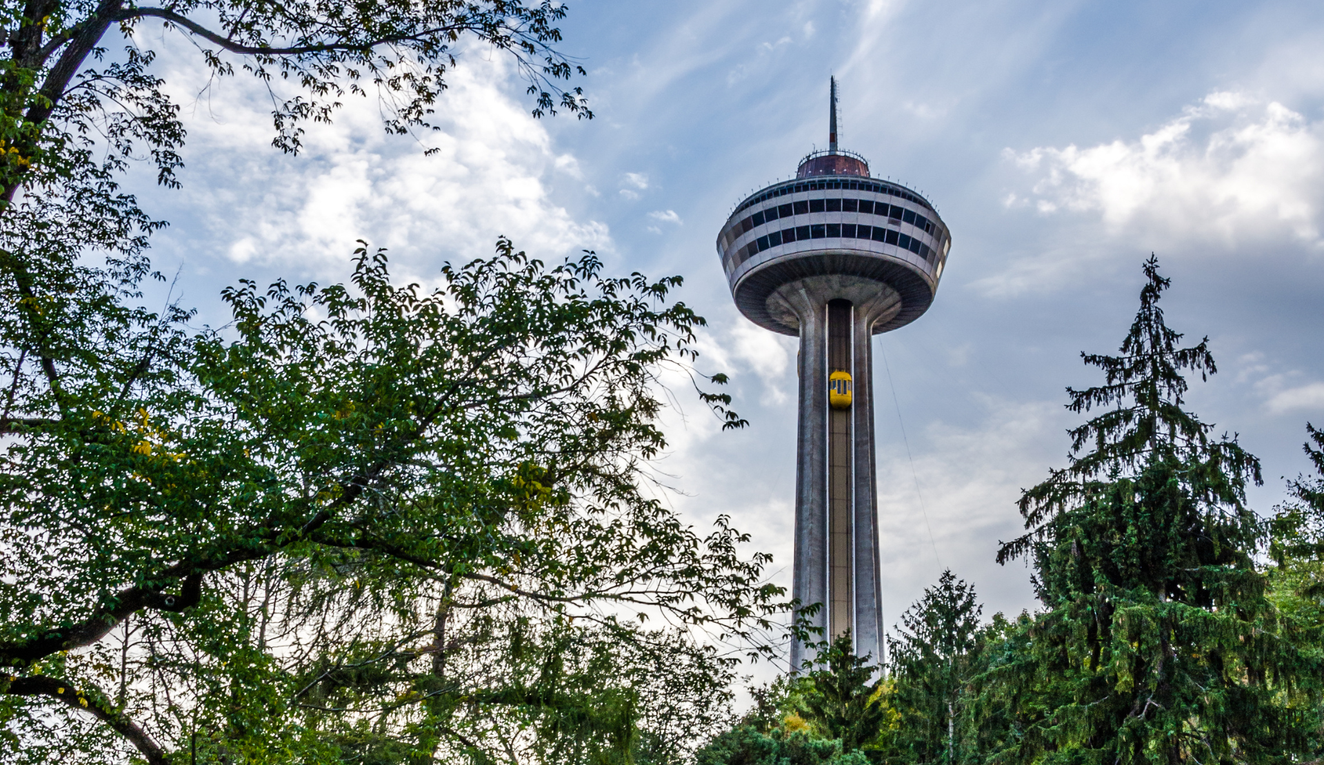 Blick auf den Skylon Tower an den Niagarafällen in Kanada mit Aufzugskabine