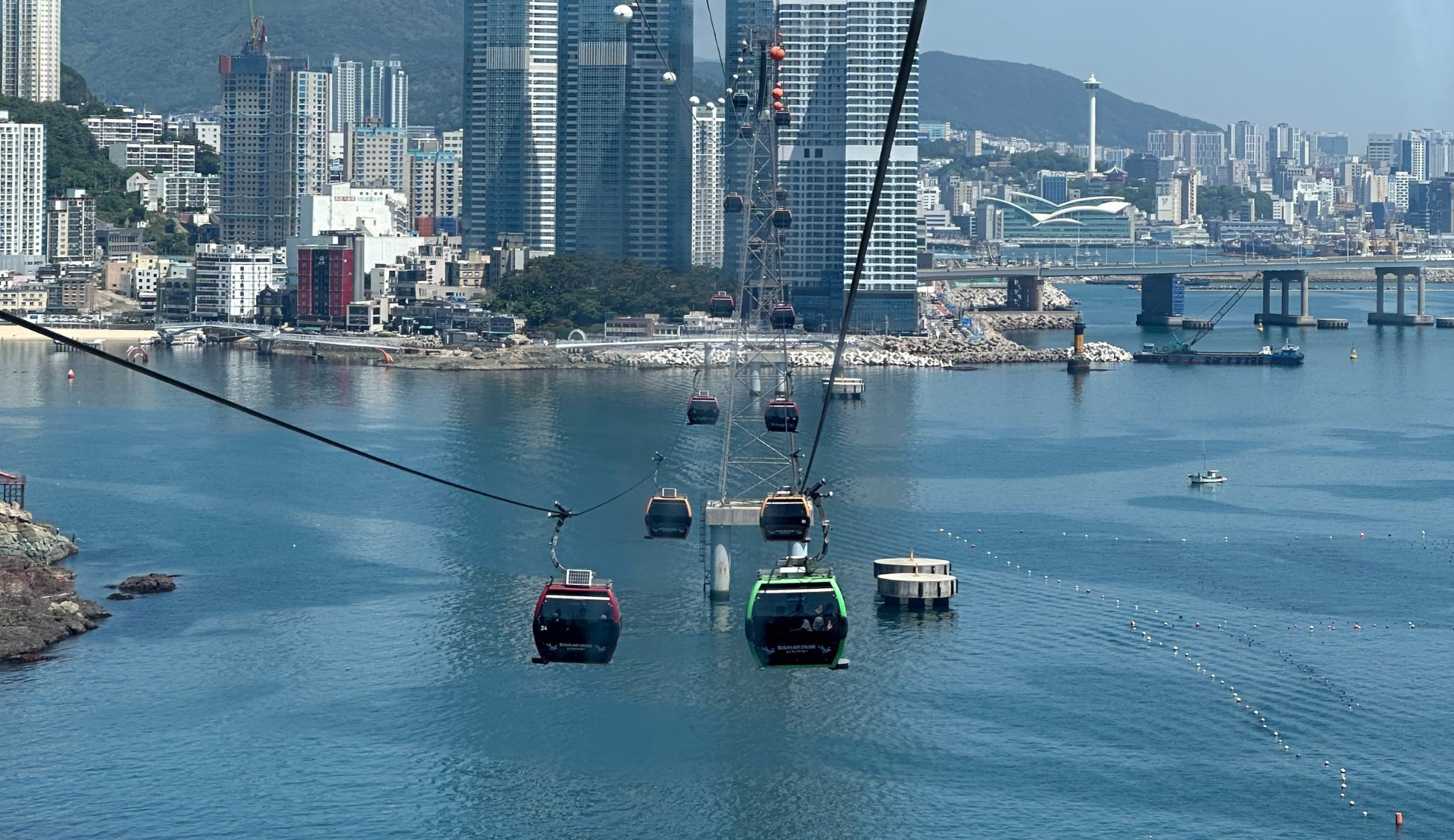 Gondeln der Songdo Seilbahn Busan Air Cruise über dem Hafen von Busan Südkorea