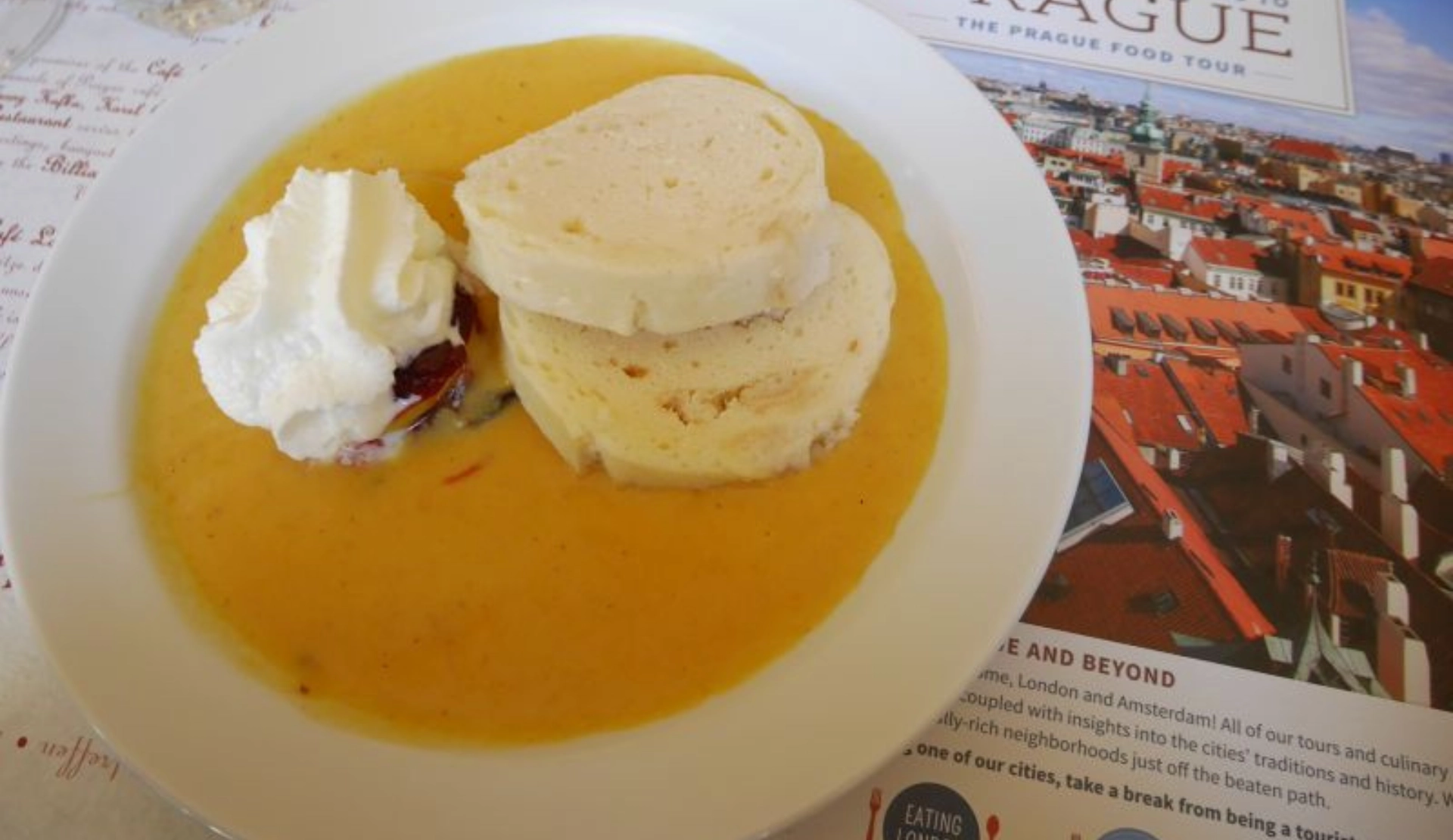 Sonntagsbraten mit Knödeln im traditionsreichen Prager Kaffeehaus, Höhepunkt der Foodtour in Prag