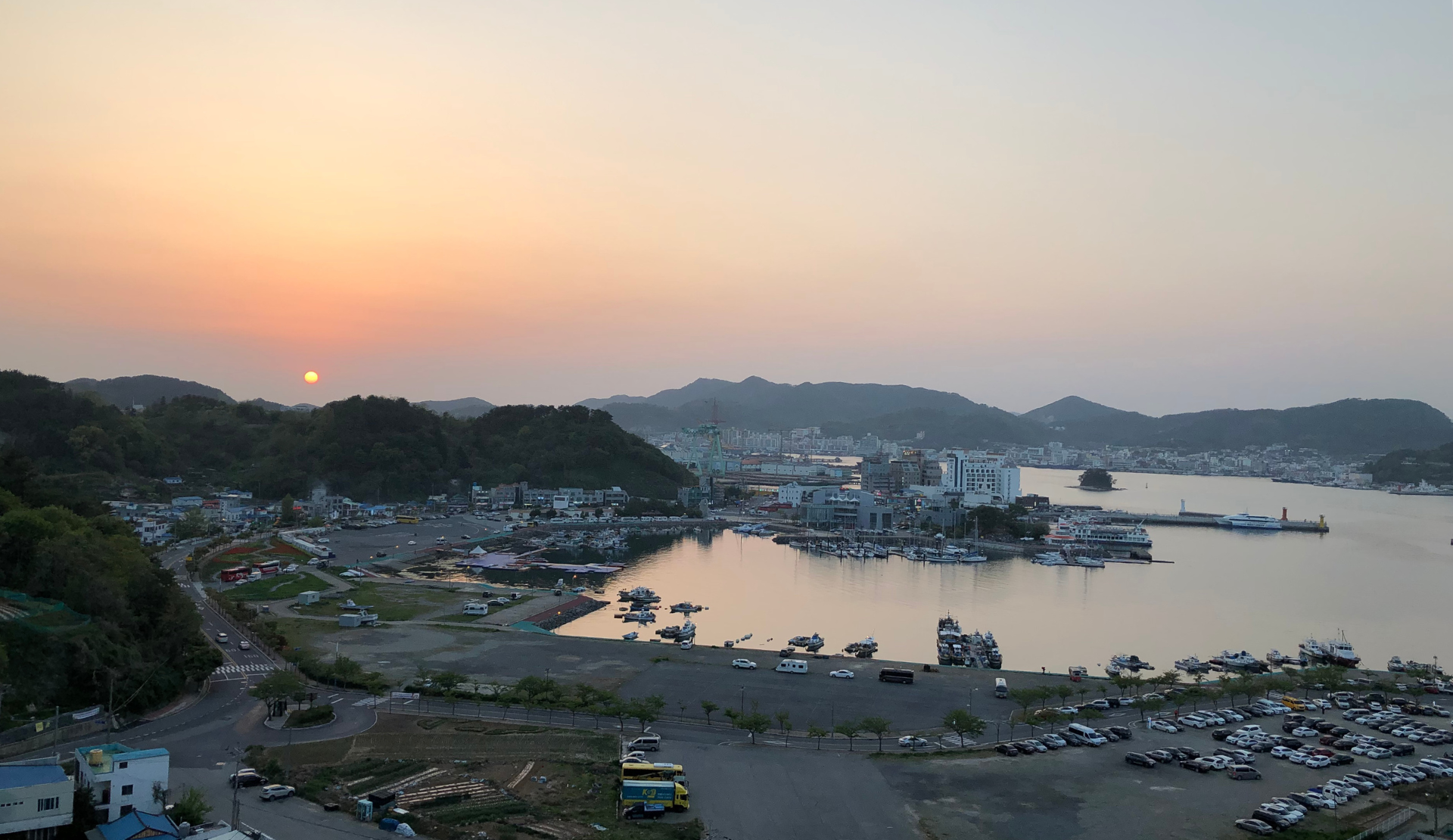 Sonnenuntergang über dem Hafen von Tongyeong, aufgenommen vom Balkon des Stanford Hotel & Resort, Südkorea