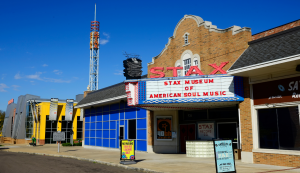 Außenansicht des Stax Museum of American Soul Music in Memphis mit bunter Fassade und großem Schriftzug