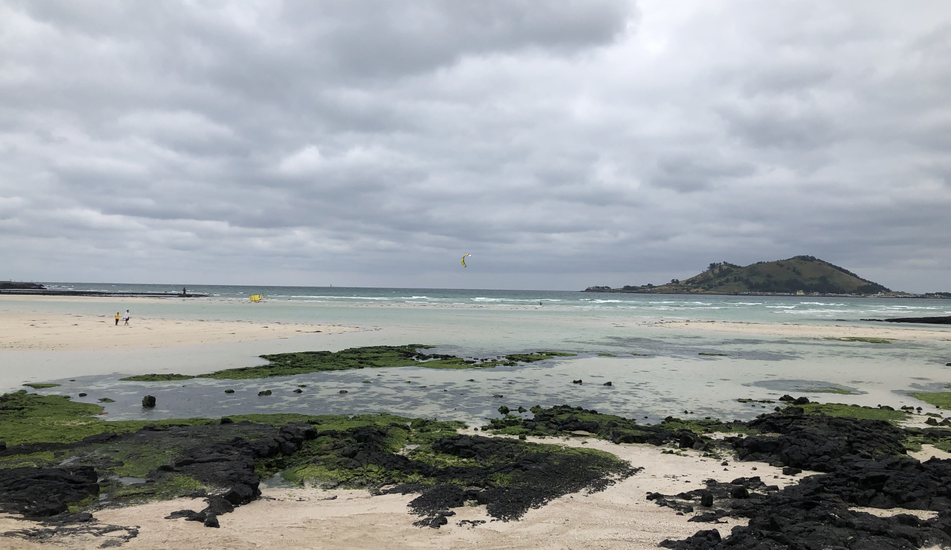 Strand auf Jeju Island Südkorea mit Lavafelsen und Blick auf das Meer