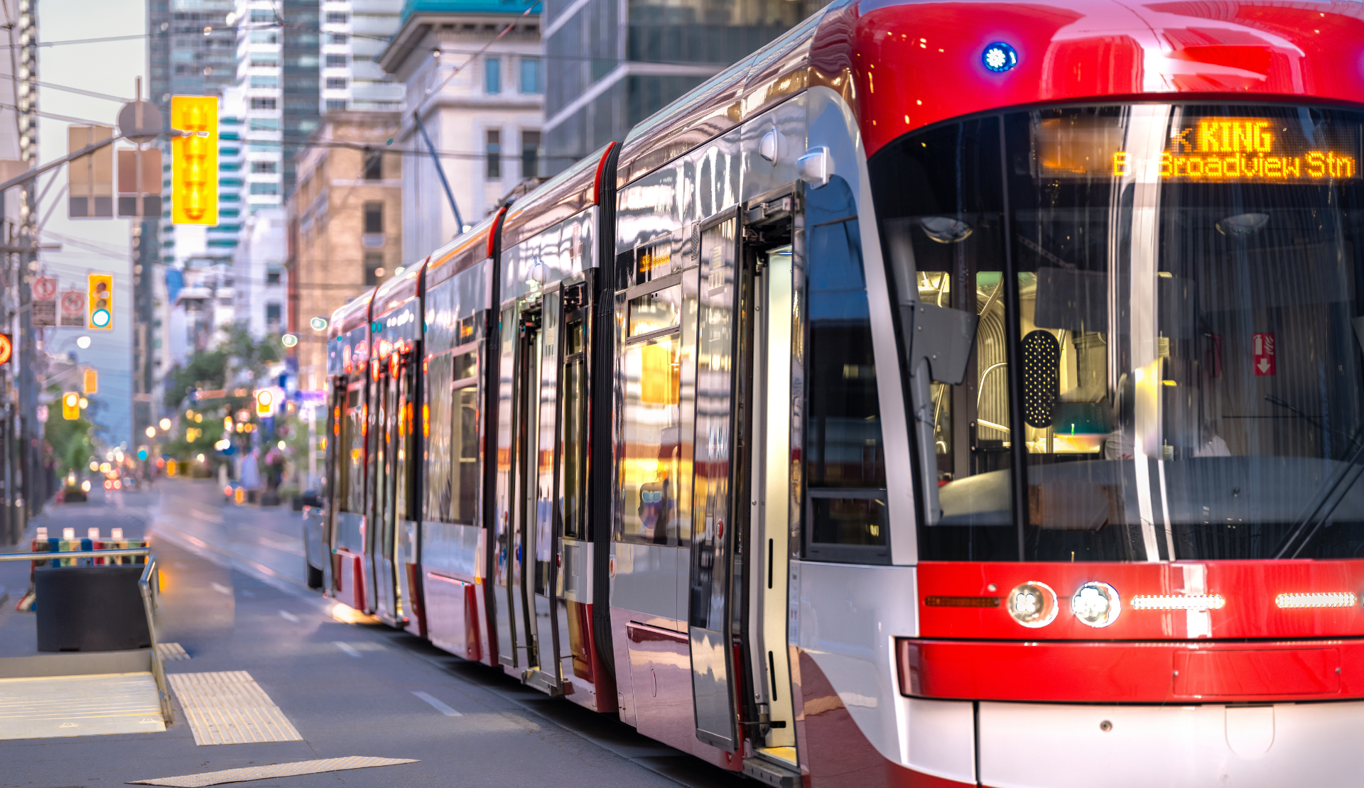 Straßenbahn in der Innenstadt von Toronto mit modernen Hochhäusern im Hintergrund