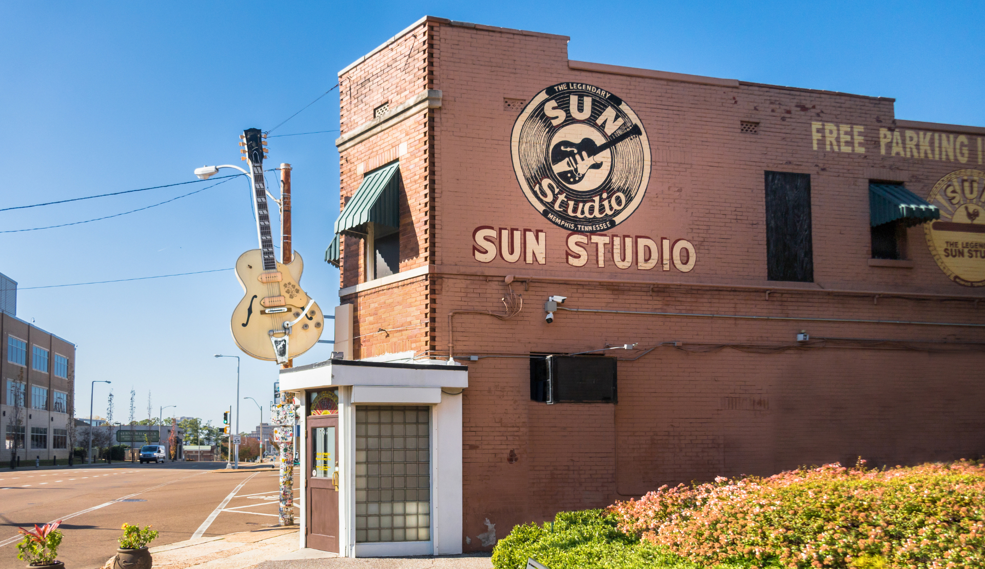 Außenansicht des Sun Studio in Memphis mit großer Gitarre an der Fassade