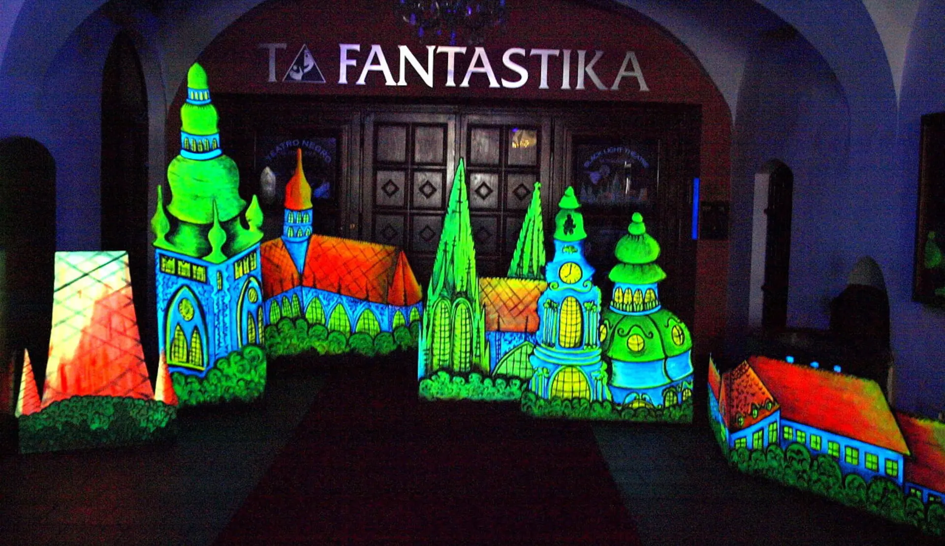 Beleuchteter Eingang des Schwarzlichttheaters Ta Fantastika in Prag