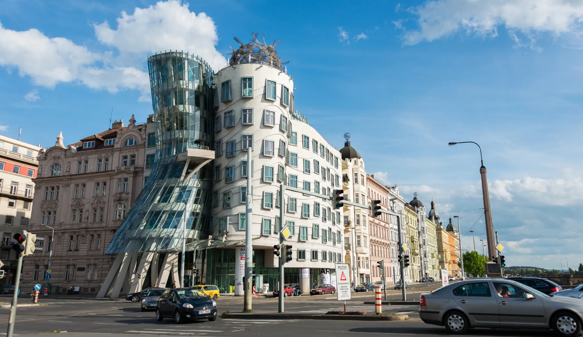 Das Tanzende Haus in Prag mit seinen zwei ineinander verschlungenen Türmen am Moldau-Ufer