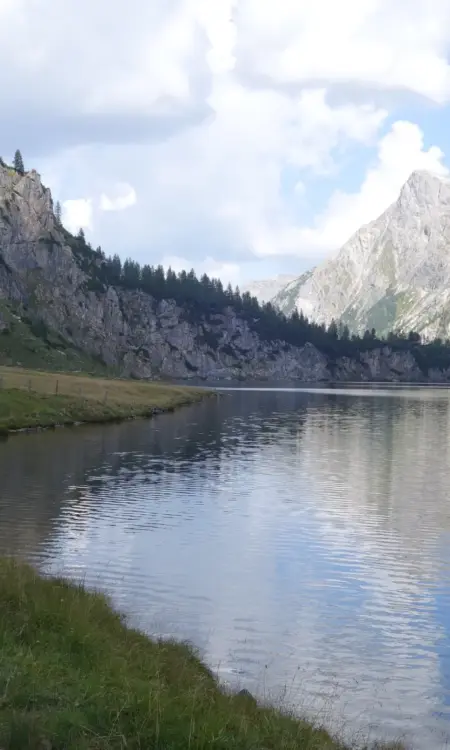 Tappenkarsee in den Radstädter Tauern mit Uferweg, Hütten am See und Bergpanorama