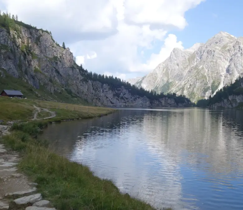 Tappenkarsee in den Radstädter Tauern mit Uferweg, Hütten am See und Bergpanorama