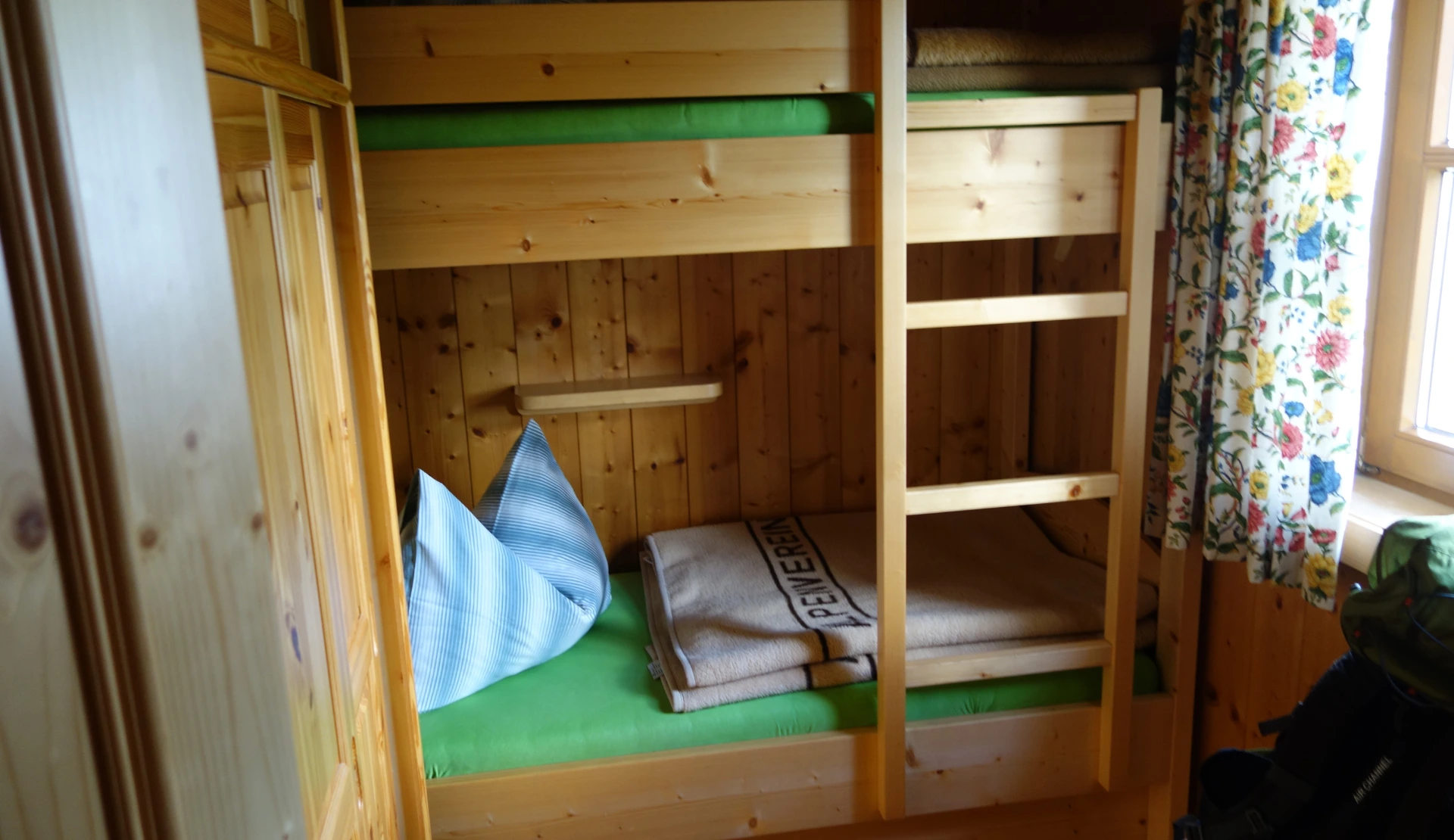 Doppelzimmer auf der Tappenkarseehütte mit Doppelstockbett aus Holz, Kissen und Decken