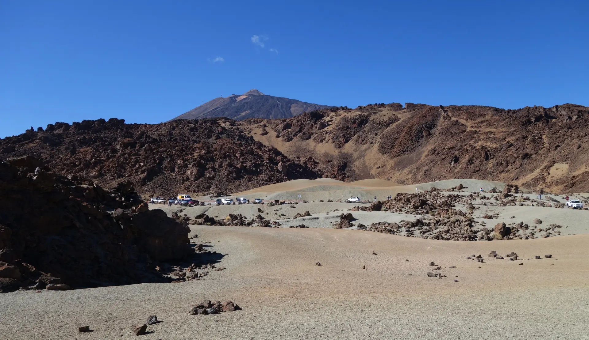 Vulkanische Lavalandschaft im Teide-Nationalpark mit Blick auf den Teide-Gipfel auf Teneriffa