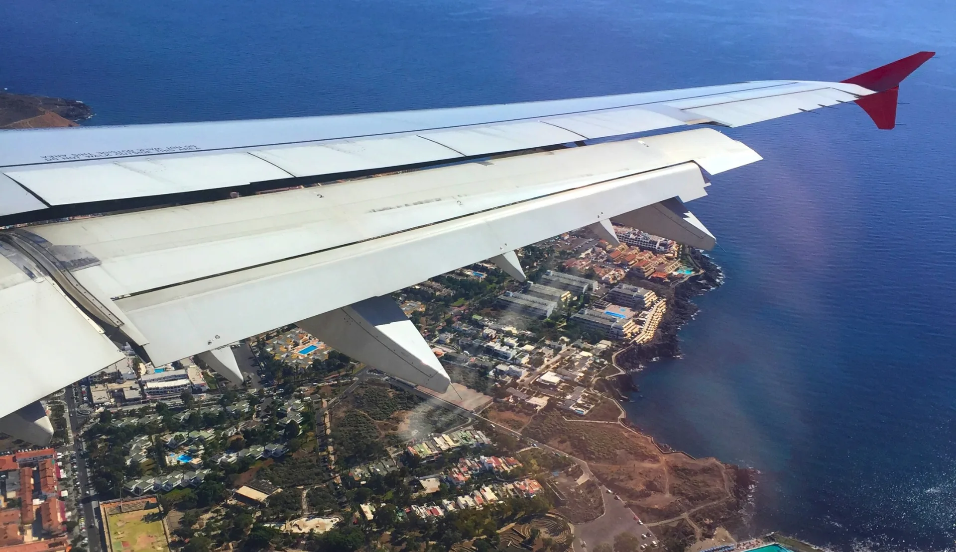Blick aus dem Flugzeug auf die Küste von Teneriffa kurz vor der Landung