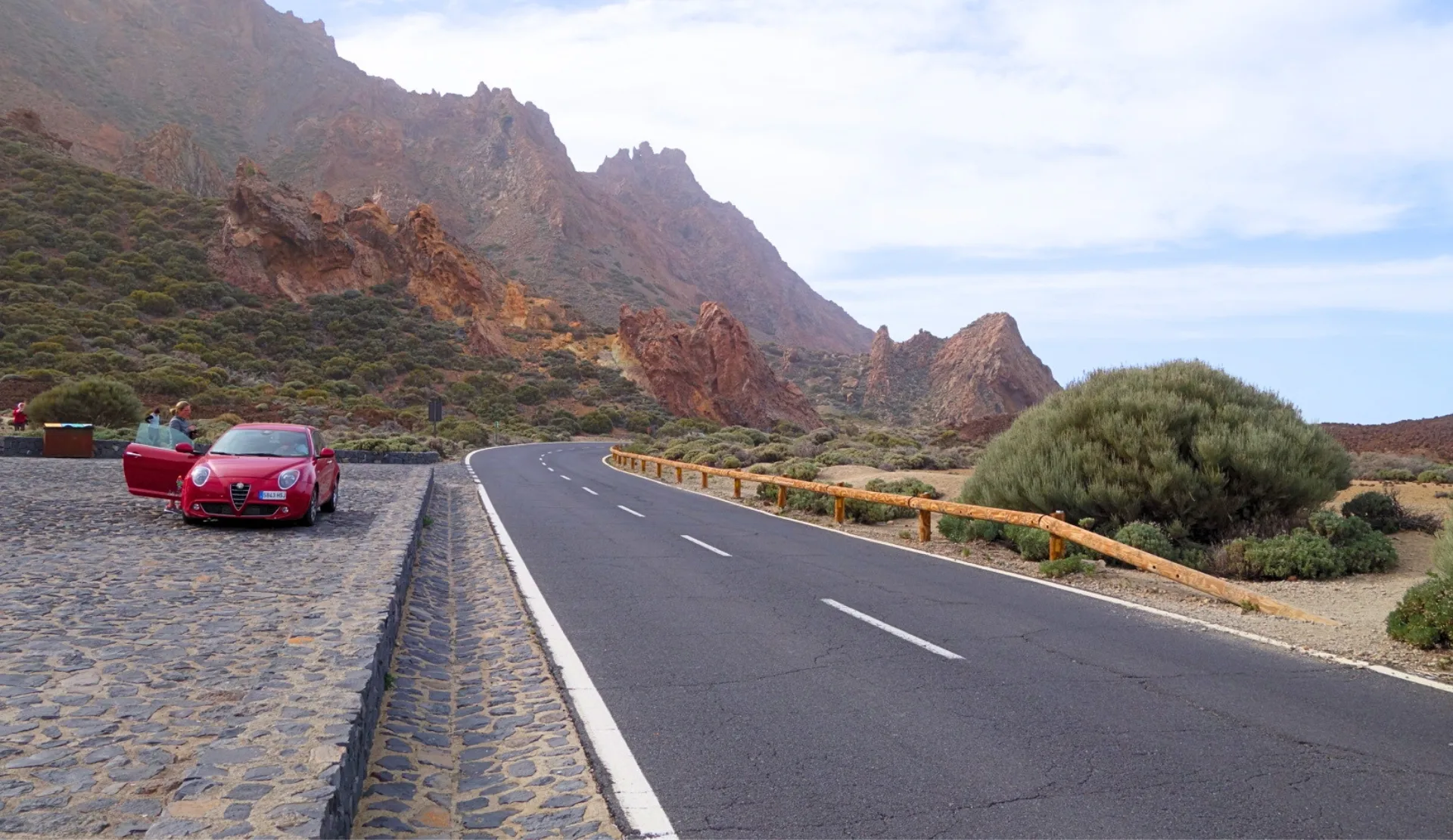 Mietwagen auf einer Straße im Teide-Nationalpark auf Teneriffa