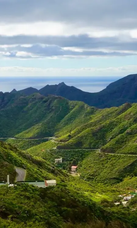 Kurvenreiche Straße durch das grüne Anaga-Gebirge im Norden von Teneriffa mit Blick auf den Atlantik