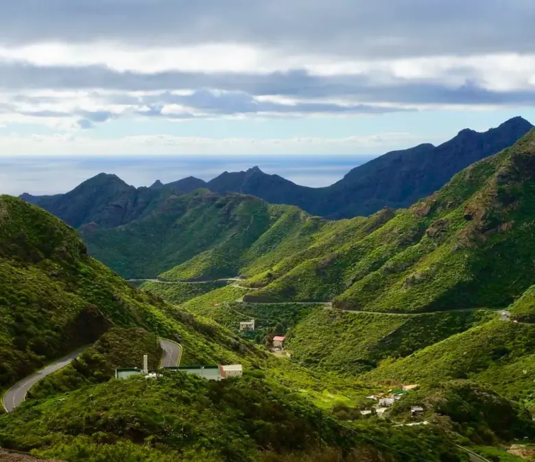 Kurvenreiche Straße durch das grüne Anaga-Gebirge im Norden von Teneriffa mit Blick auf den Atlantik