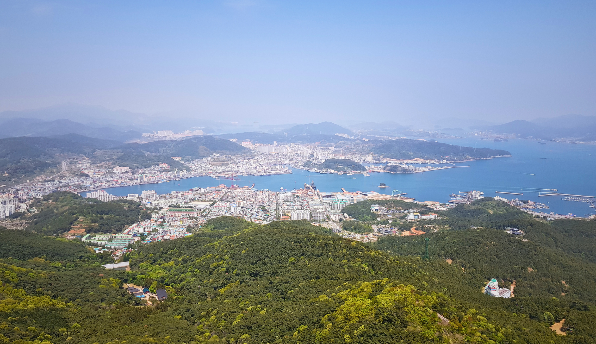 Blick vom Mireuksan auf die Stadt Tongyeong mit Hafen und vorgelagerten Inseln an der Südküste Koreas