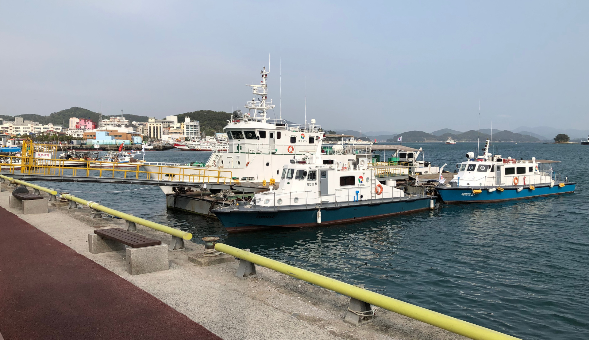 Boote im Hafen von Tongyeong, Ausgangspunkt für Fährverbindungen zu den umliegenden Inseln, Südkorea