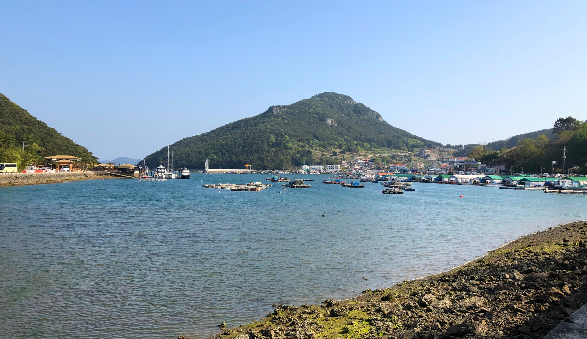 afen von Tongyeong mit Fischerbooten und dem Berg Mireuk-san im Hintergrund, Südkorea