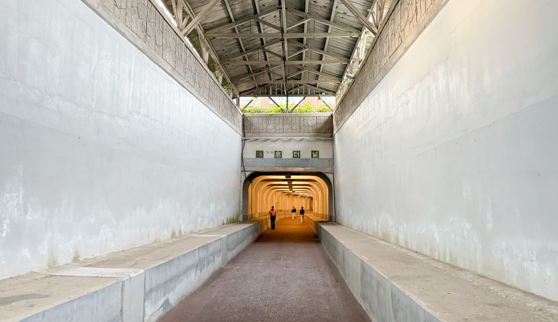 Blick in den Eingang des Tongyeong-Unterwassertunnels, der die Stadt mit der Insel Mireukdo verbindet, Südkorea