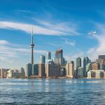 Skyline von Toronto mit dem CN Tower an einem klaren Tag, fotografiert vom Wasser aus