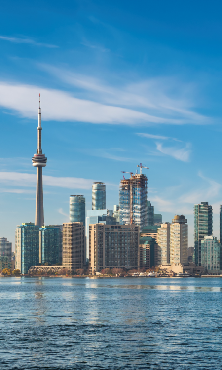 Skyline von Toronto mit dem CN Tower an einem klaren Tag, fotografiert vom Wasser aus