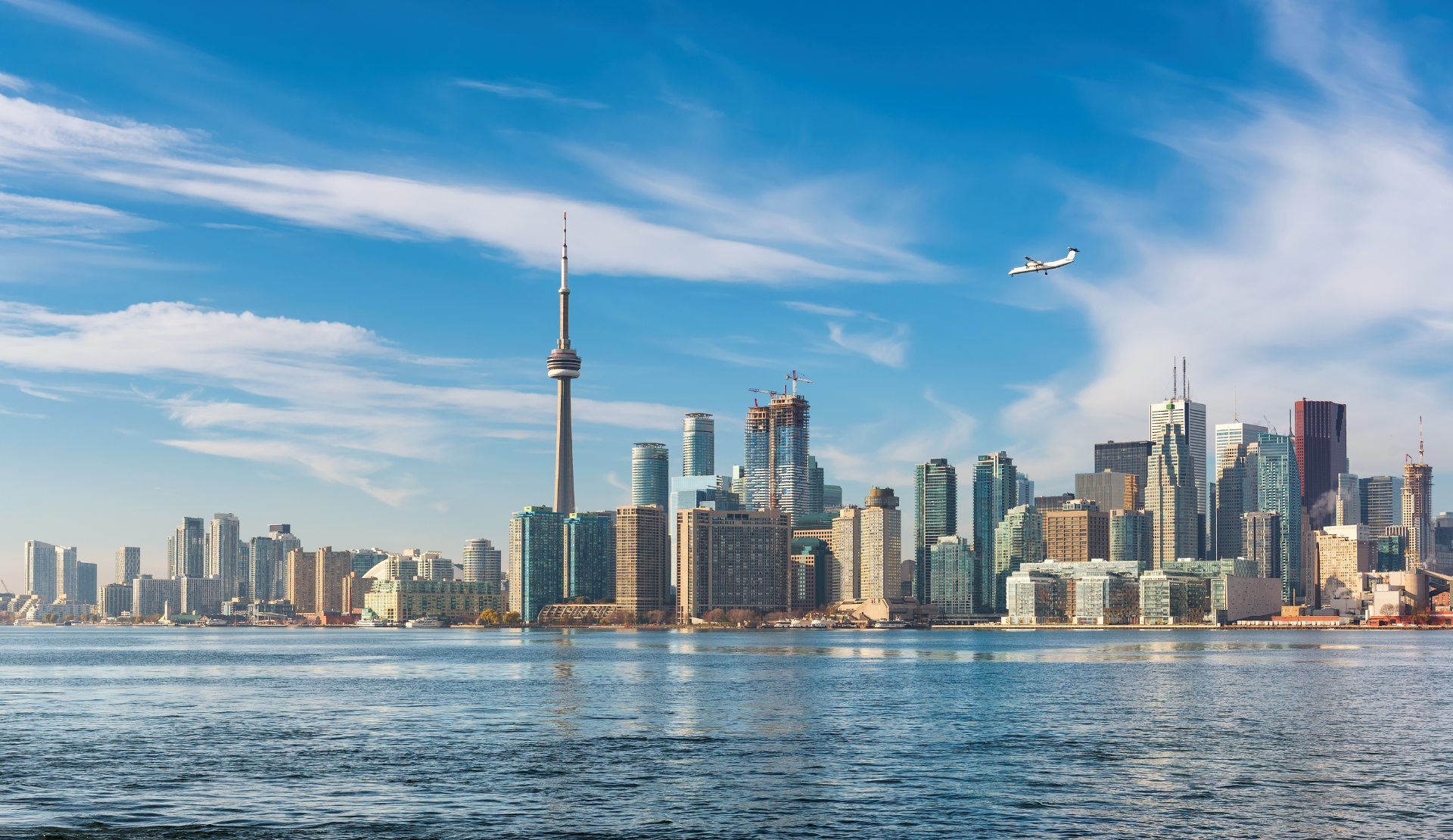 Skyline von Toronto mit dem CN Tower an einem klaren Tag, fotografiert vom Wasser aus