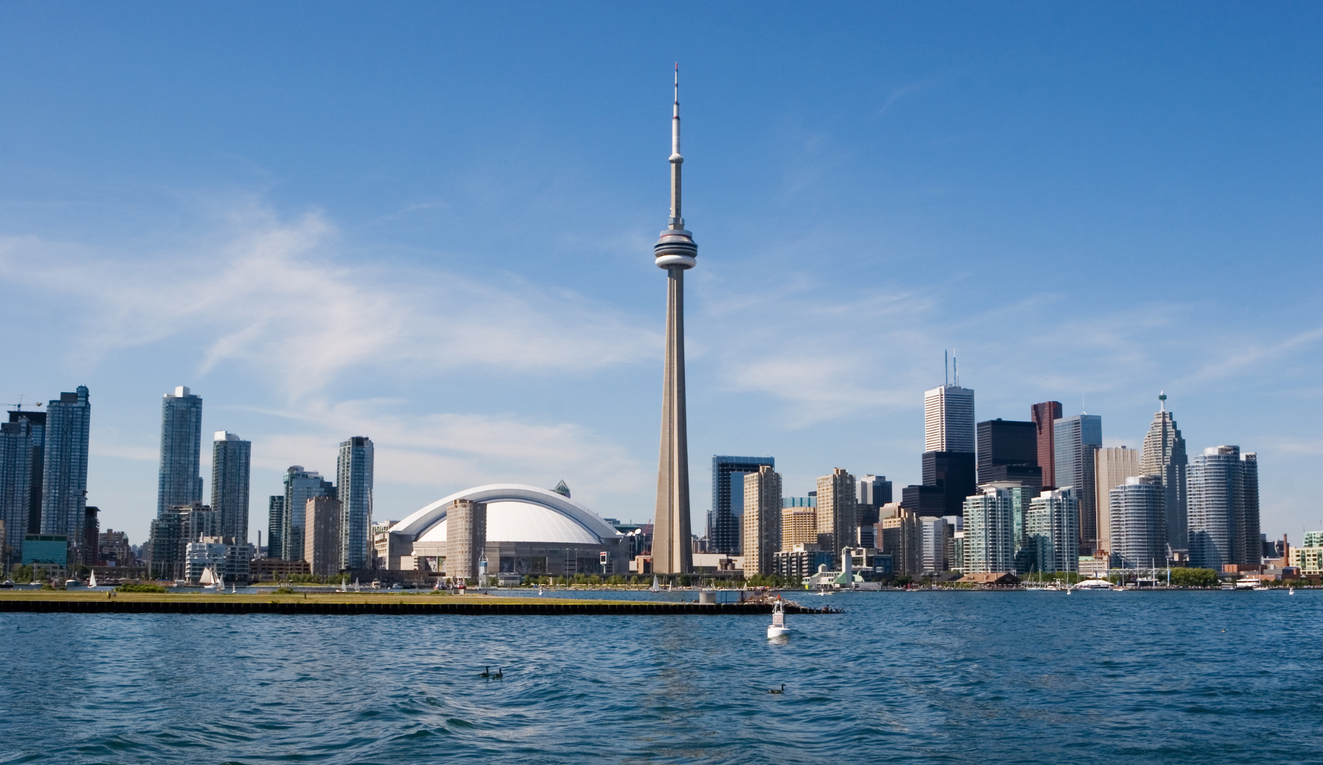 Skyline von Toronto mit CN Tower und Rogers Centre am Wasser