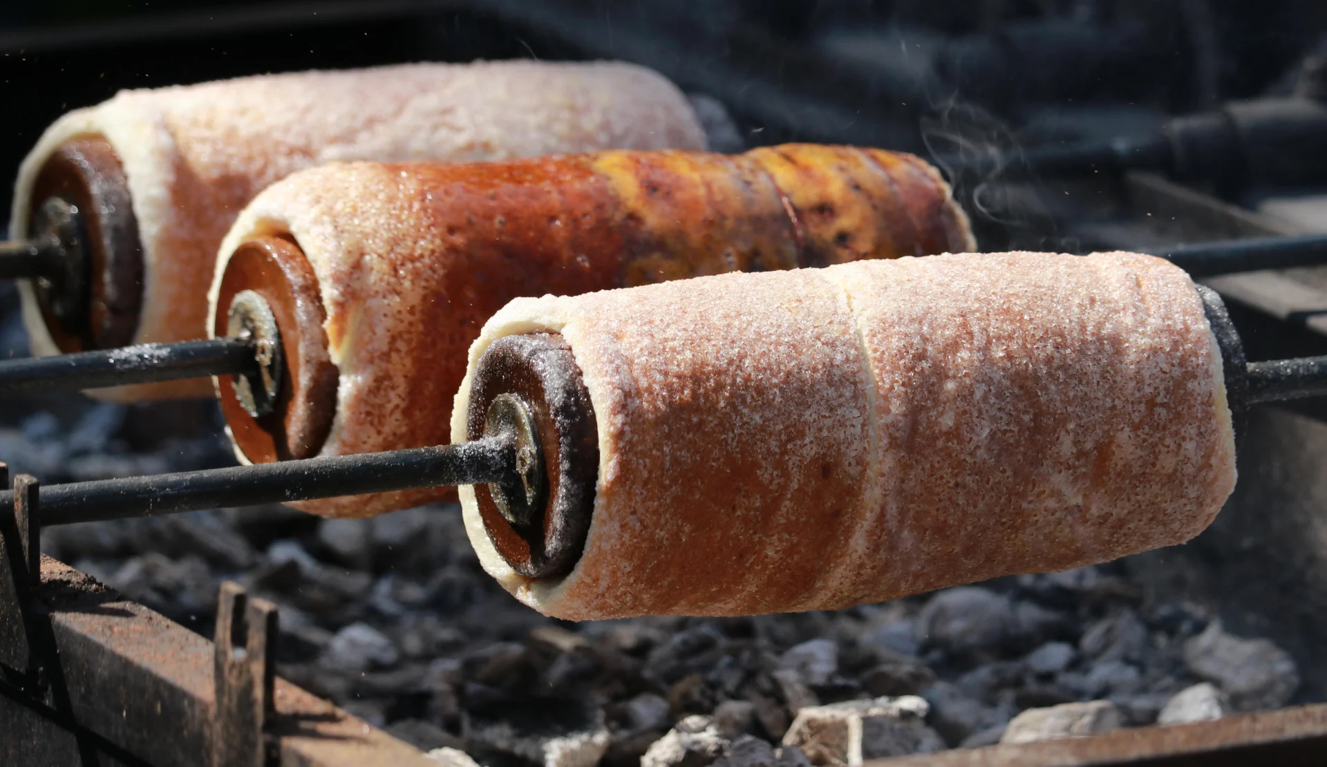 Trdelník Hörnchen werden über offener Kohle frisch zubereitet