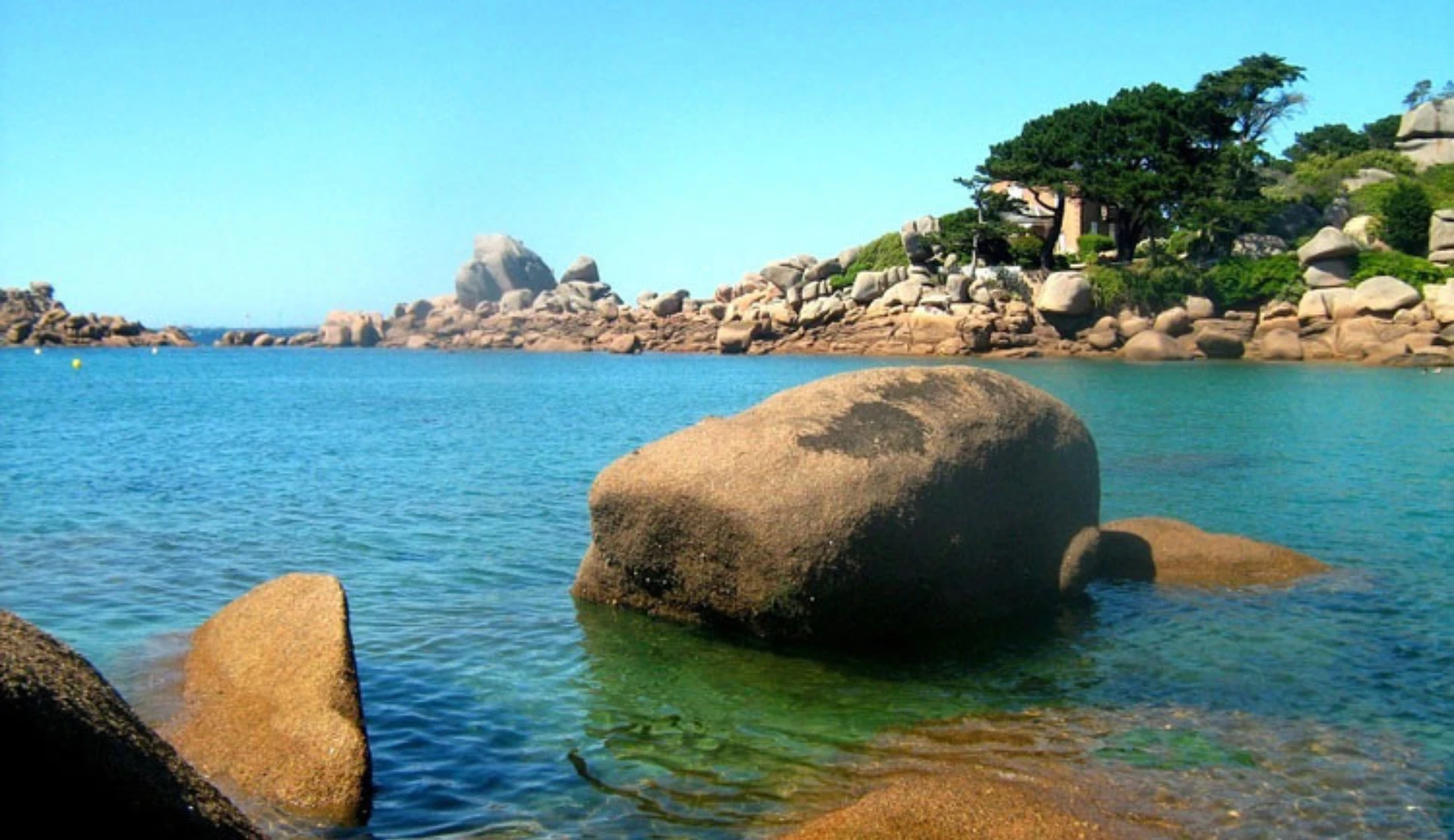 Türkisblaues Meer zwischen den rosafarbenen Granitfelsen an der Küste der Bretagne