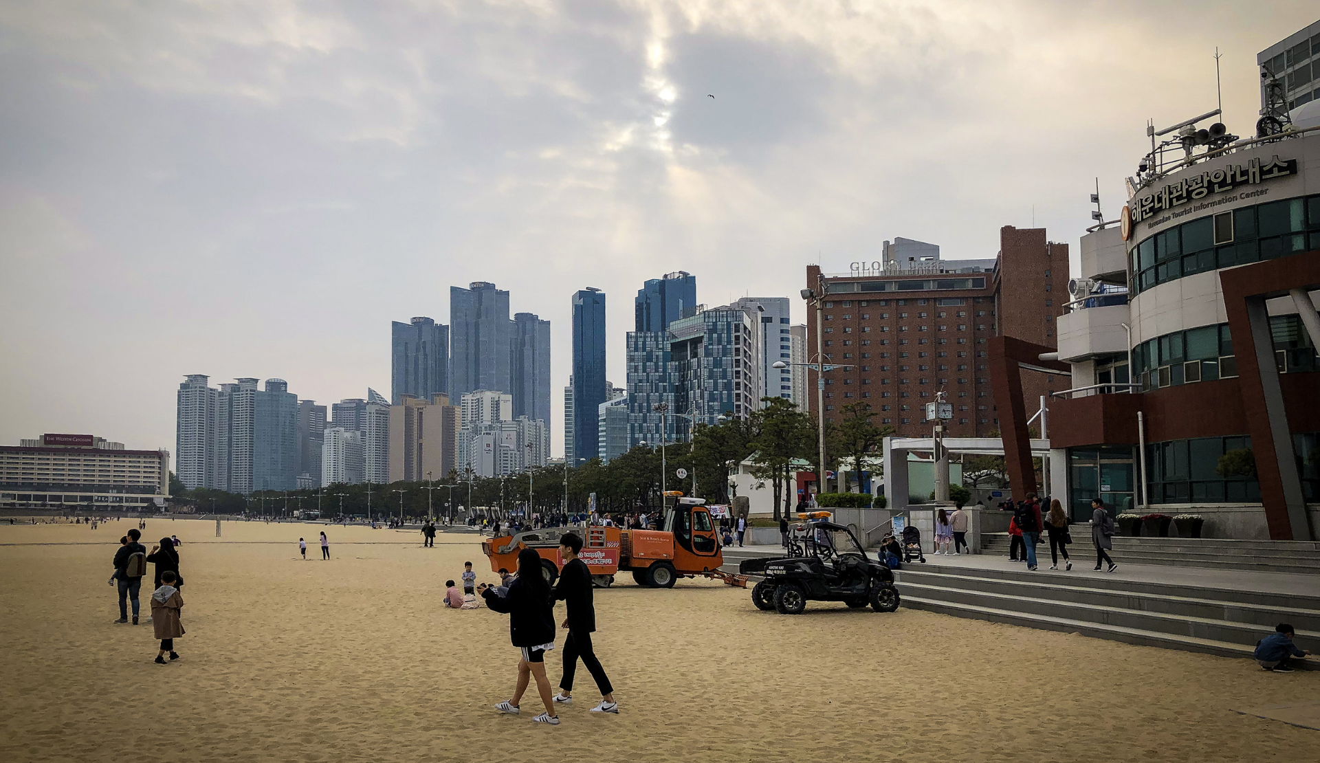 Haeundae Beach in Busan mit Sandstrand, Besuchern und moderner Hochhauskulisse im Hintergrund