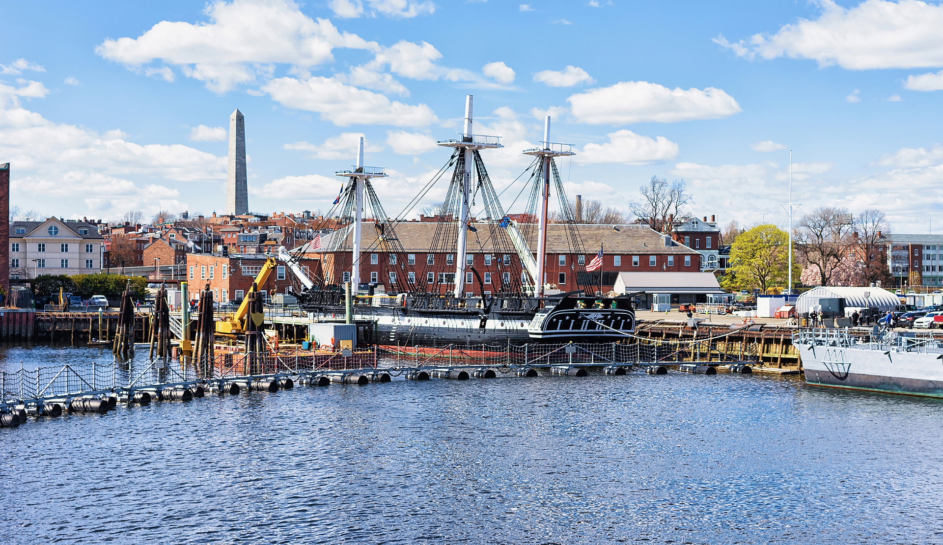 USS Constitution im Charlestown Navy Yard mit Bunker Hill Monument im Hintergrund