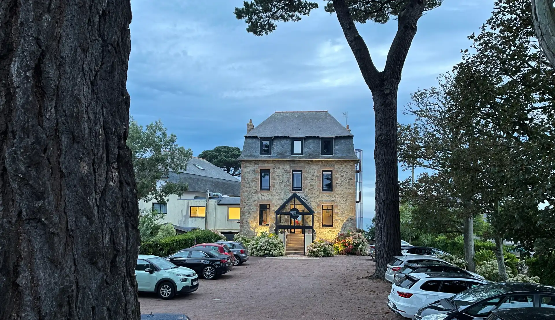 Die Villa Les Hydrangéas in Perros-Guirec bei Abenddämmerung, unser Hotel während der Bretagne-Reise