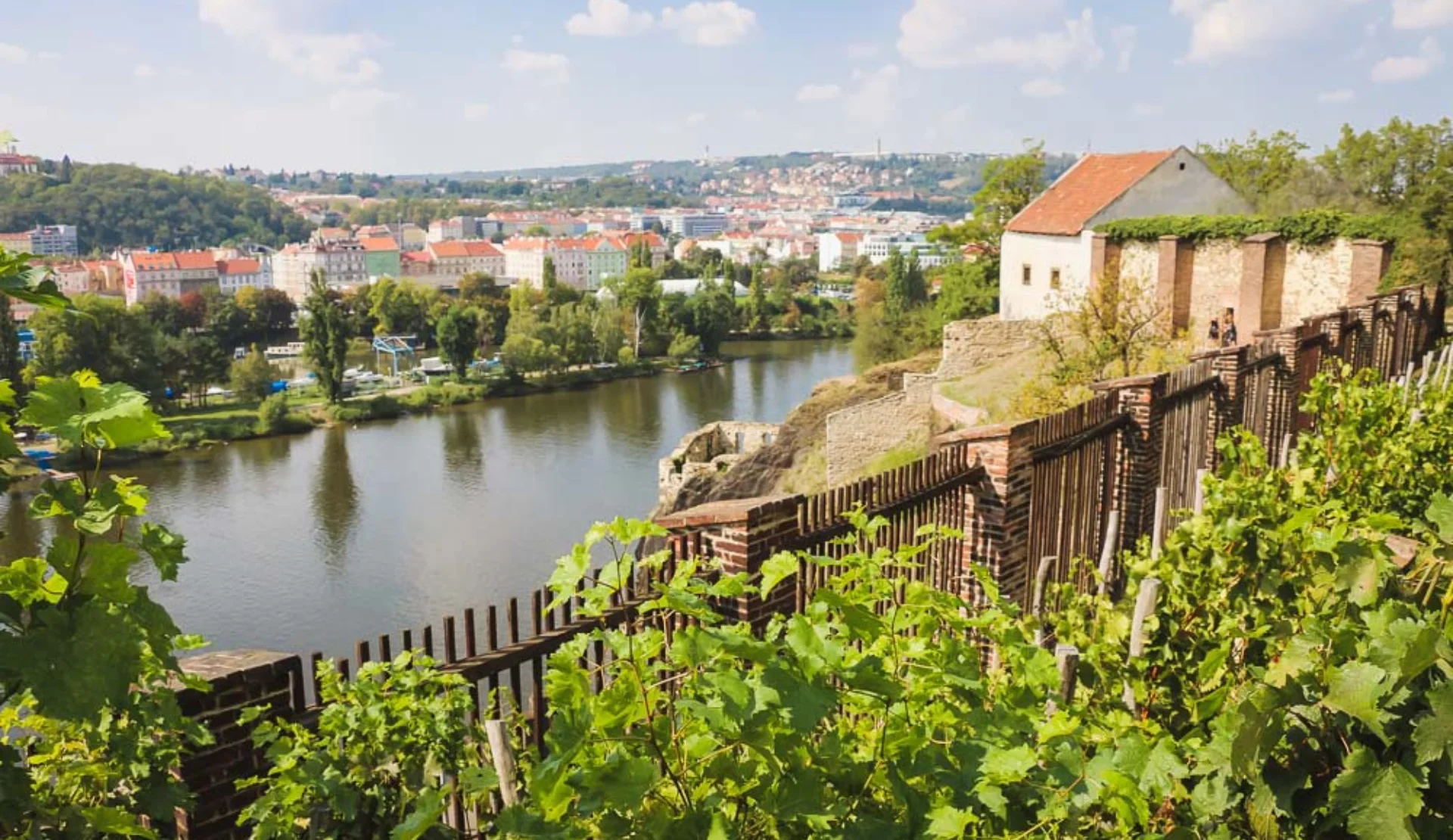 Festungsmauer von Vysehrad mit Blick auf die Moldau in Prag