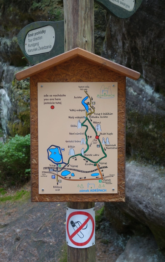 Übersichtskarte der Wanderwege in der Adersbacher Felsenstadt am Wegweiser vor Ort, grün, blau und gelb markierte Routen
