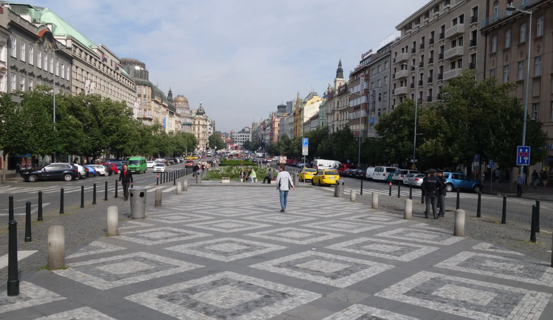 Blick über den Wenzelsplatz in Prag mit Jugendstilhäusern .
