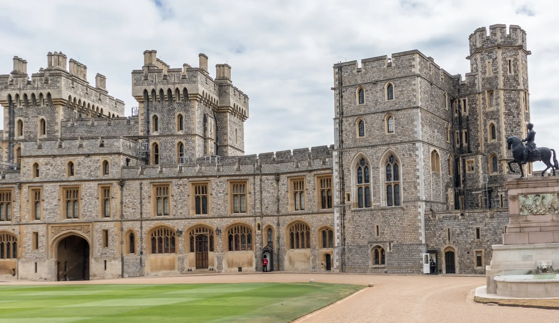 Innenhof von Windsor Castle mit Reiterstandbild und Rundturm