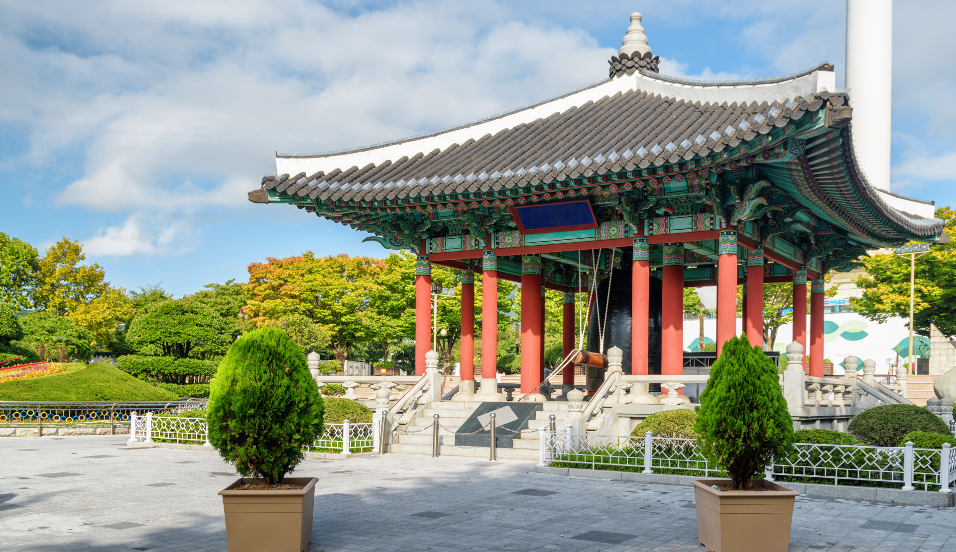 Traditioneller koreanischer Pavillon im Yongdusan Park in Busan Südkorea.