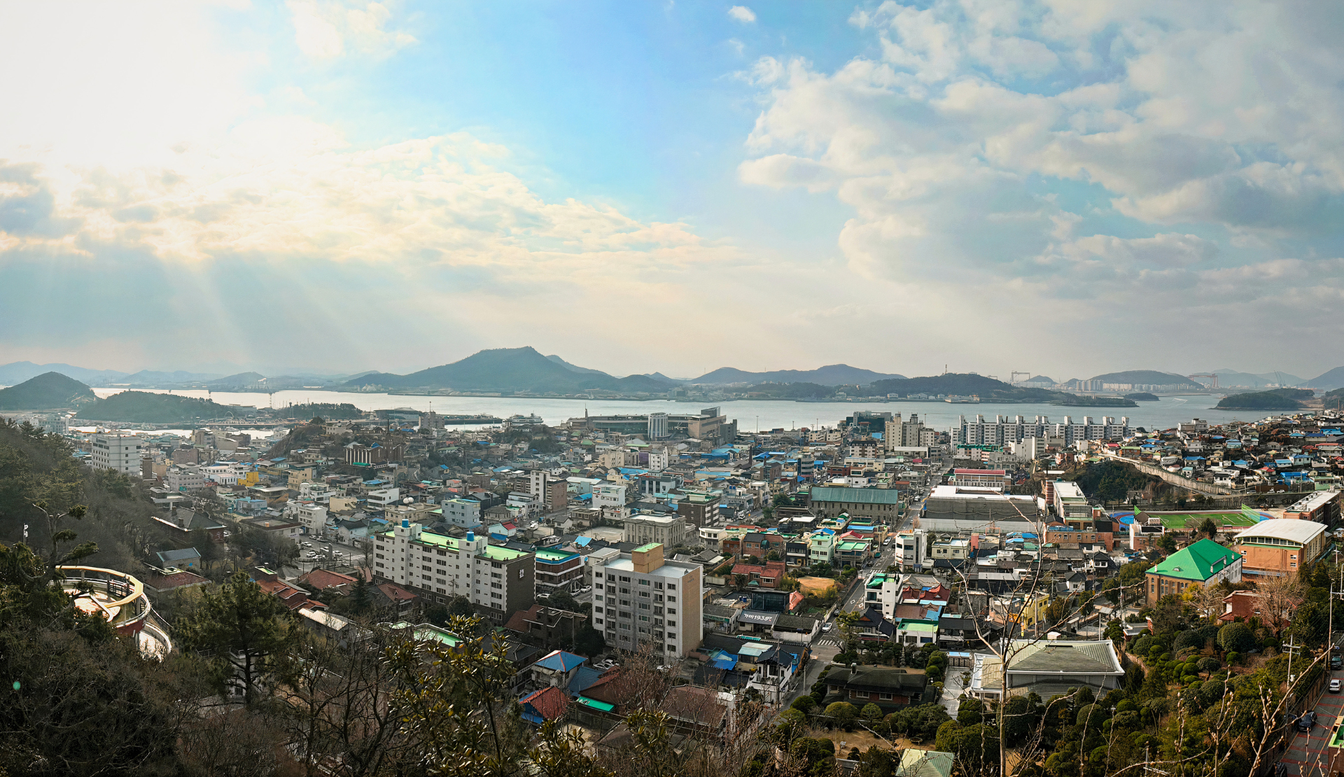 Panoramablick vom Yudalsan über die Stadt Mokpo und den Hafen in Südkorea